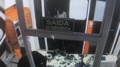Cinco bandidos invadem ag�ncia banc�ria e tentam explodir caixa eletr�nico