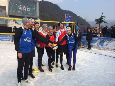V�lei na neve? Giba e Emanuel jogam em PyeongChang para promover o esporte
