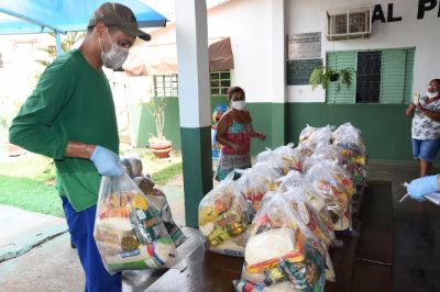 Prefeitura inicia entrega nas unidades educacionais dos kits da alimenta��o escolar para alunos atendidos pelo Bolsa Fam�lia
