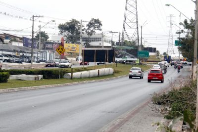 Energisa retira postes e Avenida das Torres come�a a ser alargada