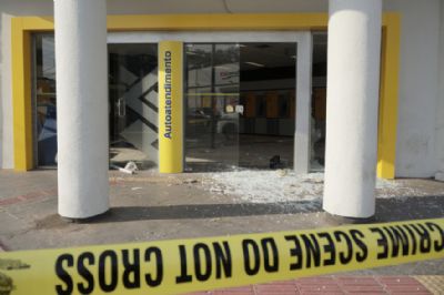 Bandidos invadem ag�ncia do BB e explodem caixas eletr�nicos
