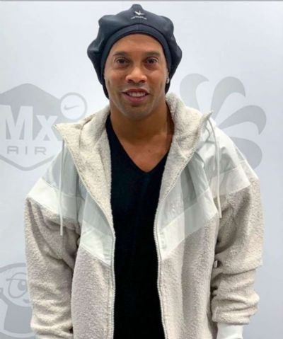 Justi�a pro�be Ronaldinho de deixar o Brasil