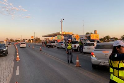 Blitz apreende 25 ve�culos e autua 42 motoristas na MT-010
