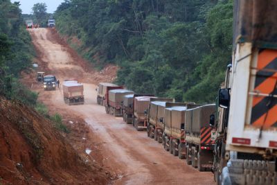 Com chuva, fila de carretas na BR-163 chega a 30 quil�metros