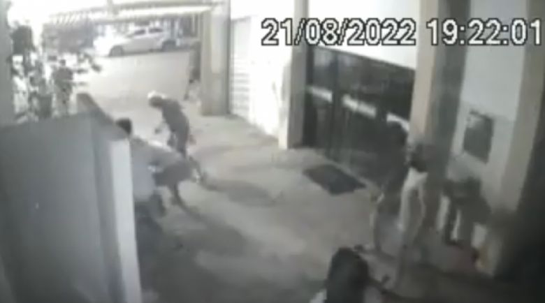 C�mera registra briga que terminou em assassinato em hotel