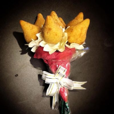 Empreendedores criam buqu�s de coxinha e chocolate para o Dia dos Namorados