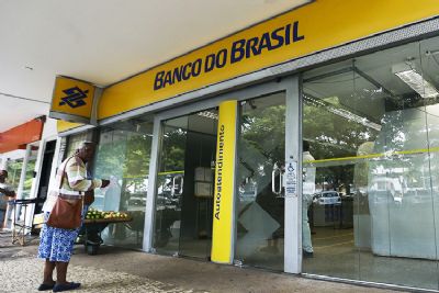 Bancos funcionam hoje e fecham nesta ter�a-feira e no dia 1�