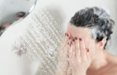 Dermatologista sugere menos banhos e �gua fria para manter hidrata��o da pele em tempo seco