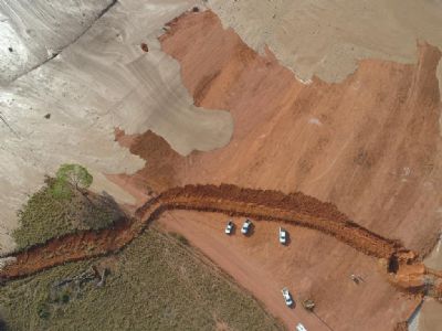 Estouro de barragem espalha rejeito de min�rio por 2 km de �rea de pastagem em MT