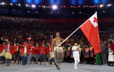Com sensac�o t�rmica de -10�C, besuntado de Tonga entra sem camisa na cerim�nia