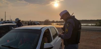 ​Blitz da Lei Seca prende cinco motoristas e autua 56 em V�rzea Grande