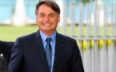 Exame de Bolsonaro para Covid-19 d� positivo e presidente diz que est� 'perfeitamente bem'