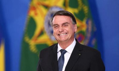 ​Bolsonaro chega em voo comercial e ser� recebido por Mendes