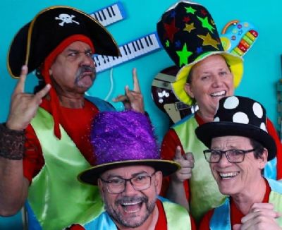 Tot� Bodega e grupo Caixa de Brinquedos apresentam espet�culo musical �brincar � urgente�