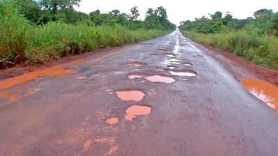 MT-358 'coleciona' buracos e motoristas reclamam de preju�zos