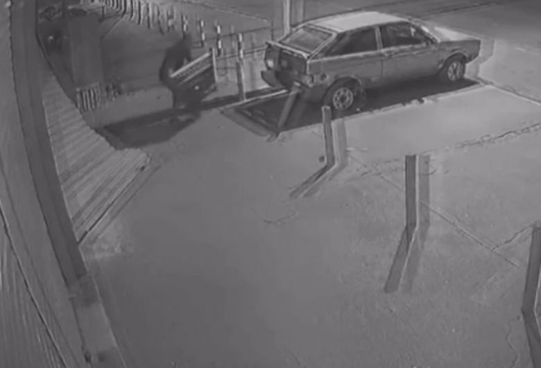 C�mera flagra ladr�es arrombando porta de loja e levando TVs