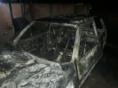 Namorado incendeia carro e casa de mulher por ci�me ap�s ver foto dela no WhatsApp