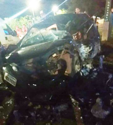 Servidor e namorada de 17 anos morrem em acidente de carro ap�s confraterniza��o na Prefeitura