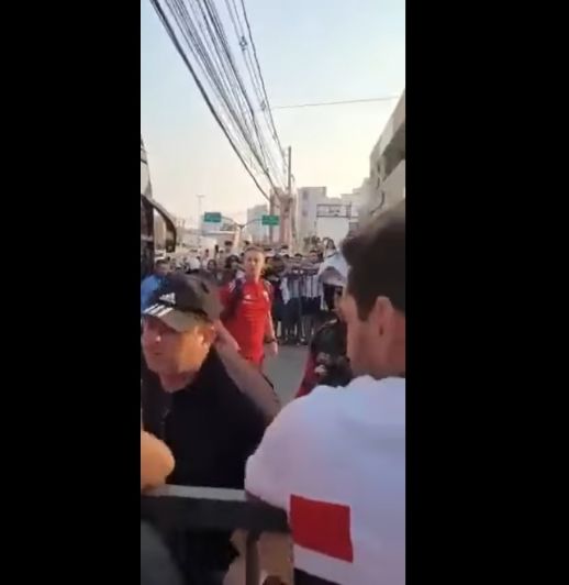 Ap�s ser xingado, Ceni discute com torcedor na chegada do S�o Paulo em Cuiab�; Veja Video