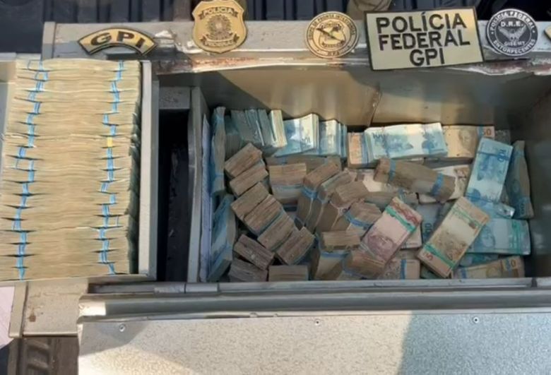 PF encontra quase R$ 900 mil com acusados de tr�fico