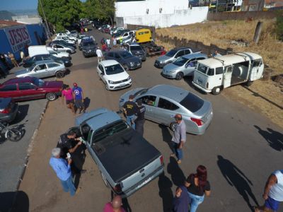 Opera��o fiscaliza mais de 100 ve�culos na feira do CPA