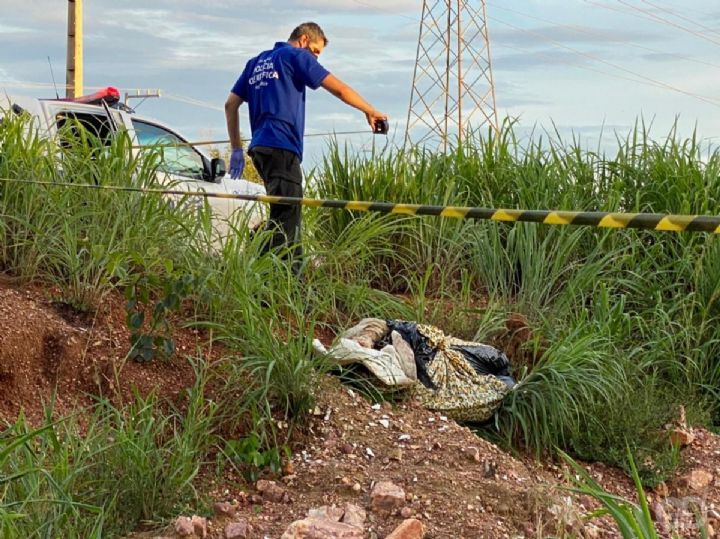 Mulher encontra corpo de homem em matagal no interior