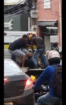 Dono de moto guinchada por agentes de tr�nsito em Cuiab� retira ve�culo de cima de caminh�o � for�a
