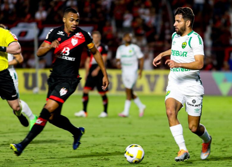 Com um a mais, Cuiab� domina Atl�tico-GO, cria chances, mas fica no empate