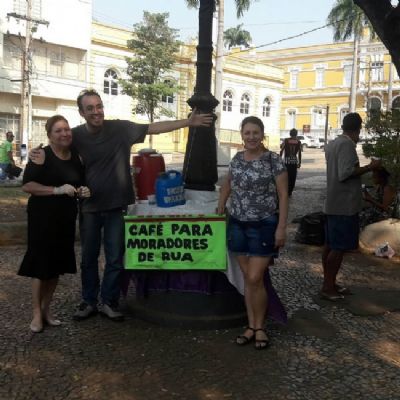Caf� solid�rio alimenta a alma e o corpo de pessoas em situa��o de rua na capital