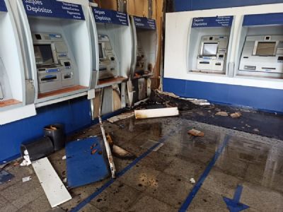 Criminosos invadem ag�ncia banc�ria e detonam explosivos para roubar caixa eletr�nico em Cuiab�