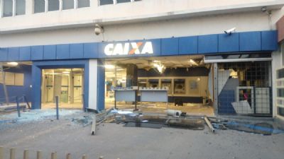 Ladr�es usam dinamite para explodir caixa eletr�nico de ag�ncia no Centro de Cuiab� e fogem em picape