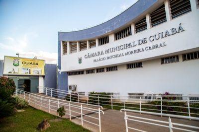 Bandidos invadem gabinete na C�mara de Cuiab� e levam notebook, celular e whisky