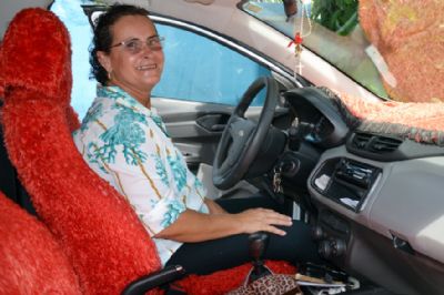 Ex-caminhoneira decora carro para matar saudade da profiss�o