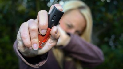 Mulheres podem comprar e usar spray de pimenta para defesa pessoal