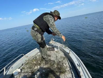 Pol�cia apreende mais de um quil�metro de redes de pesca e solta peixes no Rio Paran�