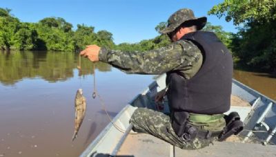 Pol�cia Ambiental apreende itens de pesca proibidos e adverte pescadores durante pr�-piracema no interior de SP