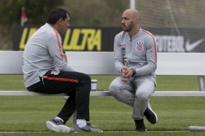 Ficam ou saem? O futuro de Carille e Alessandro ap�s a elei��o no Corinthians