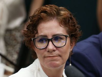 Carla Zampelli � multada por progragar not�cias falsas sobre o E-T�tulo