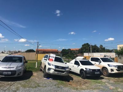 PM recupera ve�culos roubados avaliados em mais de 450 mil em barrac�o no Goiabeiras