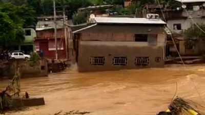 Casa de 2 andares � levada por enchente na Zona da Mata de MG