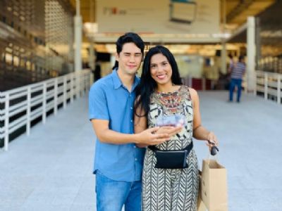 Casal vende chocolates nas ruas para realizar sonho do matrim�nio e comprar terreno