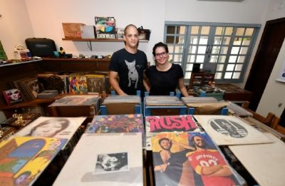 Em sebo f�sico e itinerante, casal colecionador vende grandes cl�ssicos de vinil