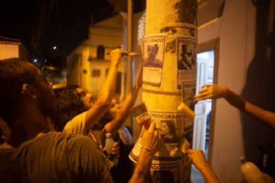 Coletivo faz a��o com artistas como 'procurados' para denunciar censura e amea�as
