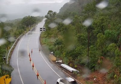 ​ Tr�fego na MT-251 no Port�o do Inferno � interrompido por causa das chuvas nesta sexta