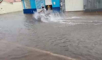 Ruas ficam alagadas ap�s chuva forte em V�rzea Grande (MT)