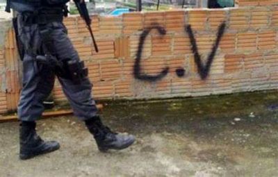 Criminosos cortam a l�ngua de garota por namorar membro de fac��o rival