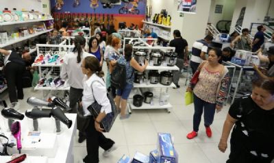 Ap�s dois anos, com�rcio volta a crescer e fecha 2017 em alta de 2%