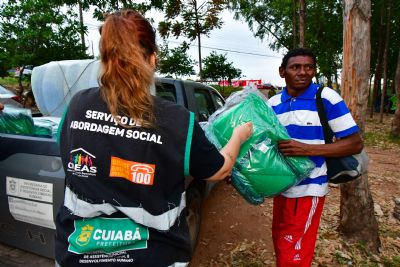​Prefeitura destina mais de 200 cobertores da campanha Aquece Cuiab� � popula��o em situa��o de rua