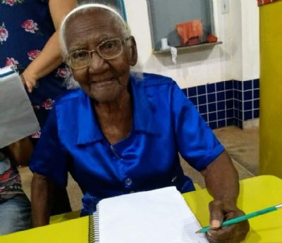 Aos 104 anos, moradora de Araputanga � a aluna mais velha da rede estadual de ensino