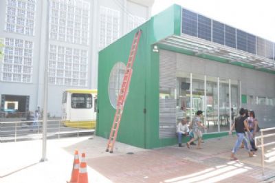 Ap�s den�ncias de goteiras e infiltra��o, prefeitura faz reparos ponto de �nibus climatizado